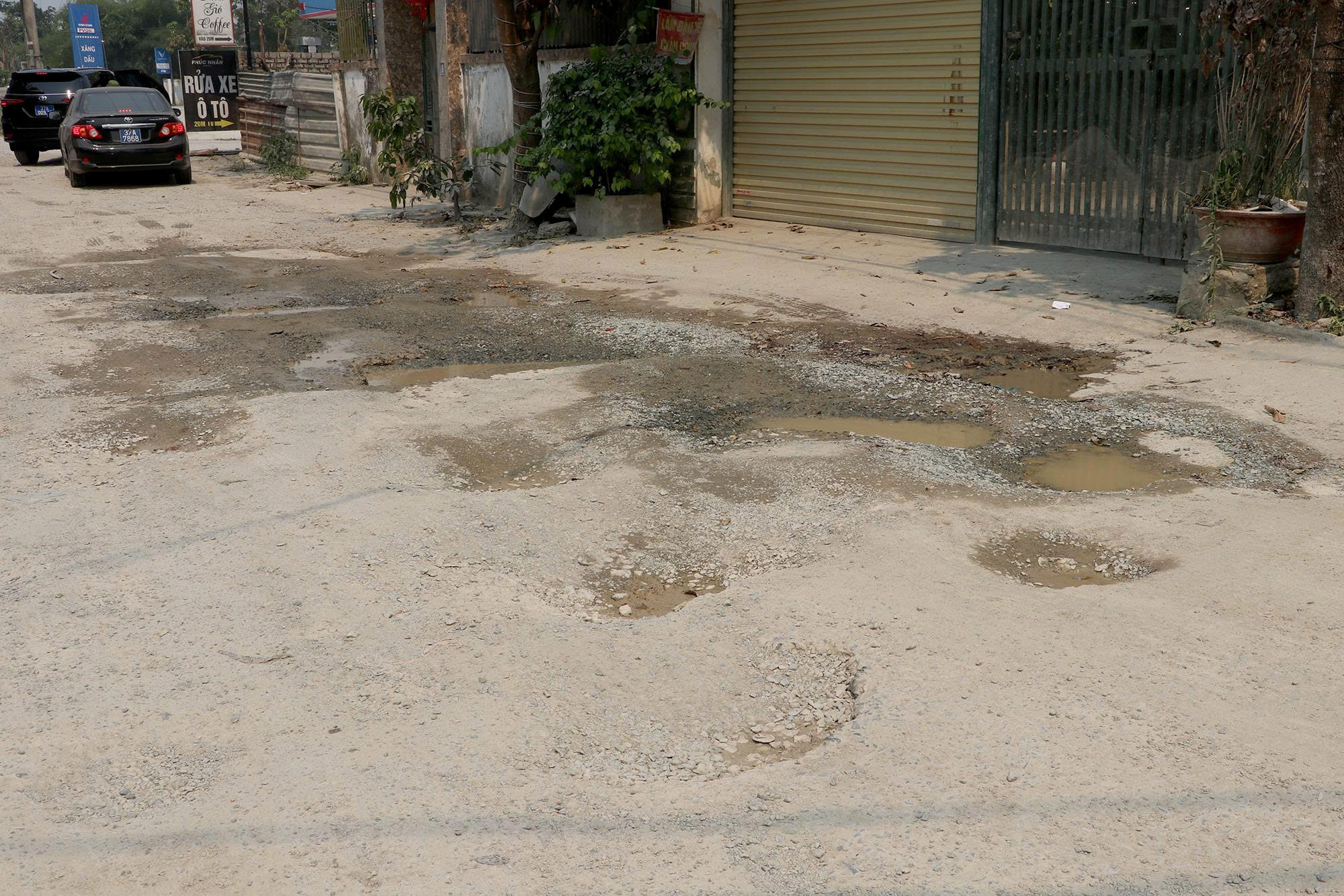 Mặt đường Hải Thượng Lãn Ông ở một số đoạn xuống cấp nghiêm trọng (đoạn qua phường Vinh Phú)