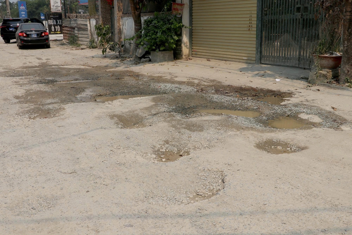 Mặt đường Hải Thượng Lãn Ông ở một số đoạn xuống cấp nghiêm trọng (đoạn qua phường Vinh Phú)