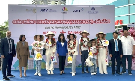 Giám đốc Sở VHTT& Du lịch Đà Nẵng Trương Thị Hồng Hạnh (áo xanh đứng giữa), đón những hành khách trong chuyến bay thẳng đầu tiện từ Kazakhstan đến Đà Nẵng năm 2025. Ảnh Ngô Anh Văn