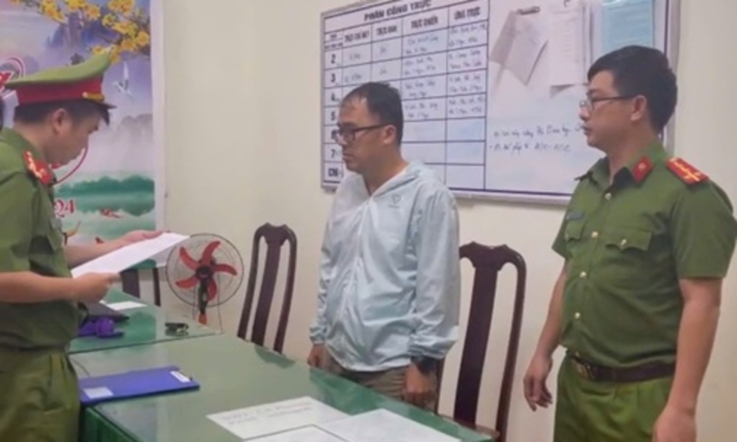 Cơ quan CSĐT Công an tỉnh Đắk Lắk tống đạt Quyết định khởi tố bị can. Ảnh: Cổng thông tin điện tử Công an tỉnh Đắk Lắk