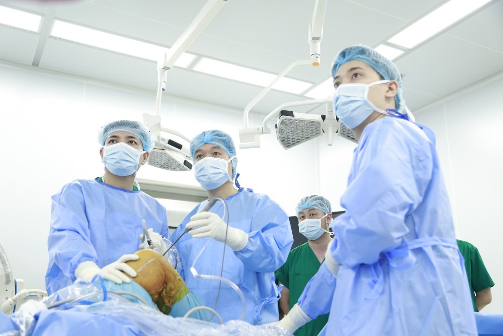 Chữa gout sai cách, người đàn ông suýt mất khả năng đi lại.