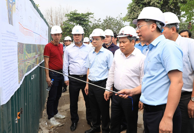 Ủy viên Trung ương Đảng, Phó Bí thư Thành ủy, Chủ tịch UBND TP. Hà Nội Vũ Đại Thắng kiểm tra tiến độ dự án cầu Tứ Liên và cầu Trần Hưng Đạo vào ngày 14/4. (Ảnh: UBD TP. Hà Nội)