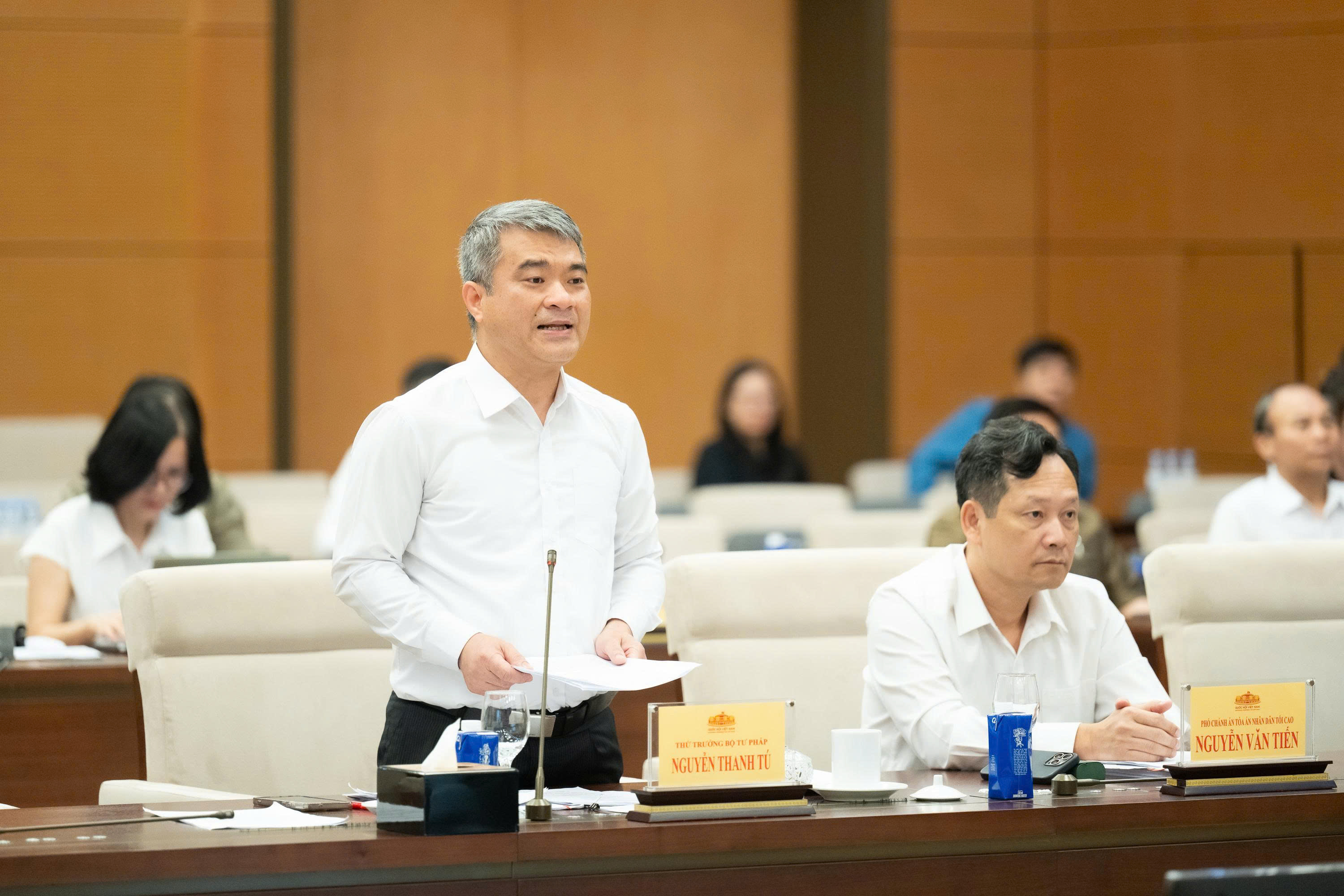 Thứ trưởng Bộ Tư pháp Nguyễn Thanh Tú trình bày Báo cáo tiếp thu, giải trình và chỉnh lý dự thảo Nghị quyết. Ảnh: Quốc hội.