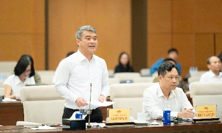 Thứ trưởng Bộ Tư pháp Nguyễn Thanh Tú trình bày Báo cáo tiếp thu, giải trình và chỉnh lý dự thảo Nghị quyết. Ảnh: Quốc hội.