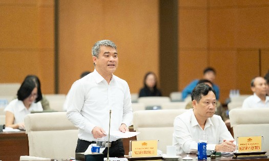 Thứ trưởng Bộ Tư pháp Nguyễn Thanh Tú trình bày Báo cáo tiếp thu, giải trình và chỉnh lý dự thảo Nghị quyết. Ảnh: Quốc hội.
