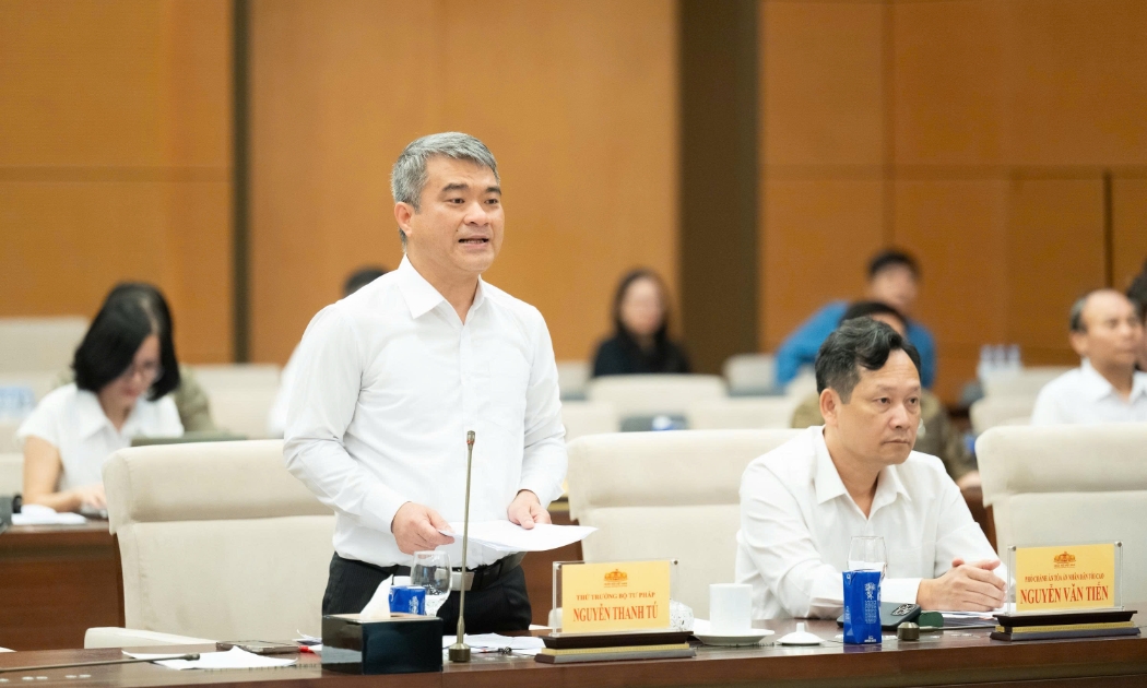 Thứ trưởng Bộ Tư pháp Nguyễn Thanh Tú trình bày Báo cáo tiếp thu, giải trình và chỉnh lý dự thảo Nghị quyết. Ảnh: Quốc hội.