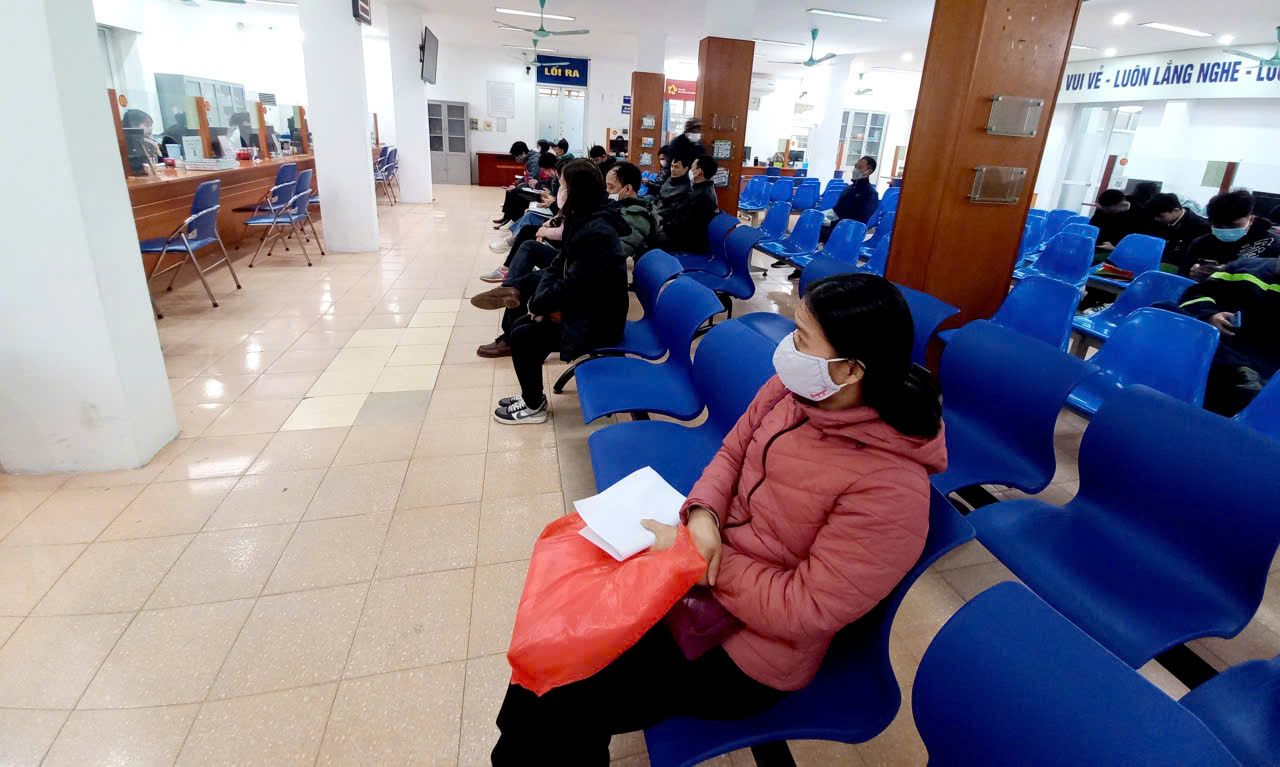 Người lao động chờ làm thủ tục hưởng chế độ bảo hiểm thất nghiệp. Ảnh: Nhật Dương.