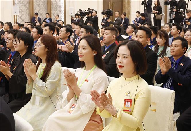 Đại biểu thanh niên Việt Nam - Trung Quốc tham gia chương trình 'Hành trình Đỏ nghiên cứu, học tập' tại cuộc gặp gỡ với Tổng Bí thư, Chủ tịch nước Tô Lâm và Tổng Bí thư, Chủ tịch nước Trung Quốc Tập Cận Bình. Ảnh: TTXVN