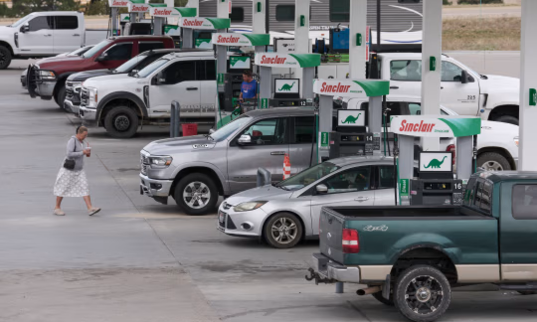 Chênh lệch kỷ lục giữa giá dầu vật chất và giá dầu giao sau nói lên điều gì?