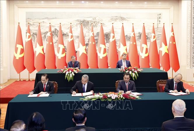 Đồng chí Lê Hoài Trung, Ủy viên Bộ Chính trị, Bộ trưởng Ngoại giao và đồng chí Vương Nghị, Ủy viên Bộ Chính trị, Bộ trưởng Ngoại giao Trung Quốc ký Bản ghi nhớ về hợp tác trong khuôn khổ Sáng kiến an ninh toàn cầu giữa Chính phủ hai nước; Đồng chí Trần Đức Thắng, Ủy viên Bộ Chính trị, Bí thư Thành ủy Hà Nội và đồng chí Doãn Lực, Ủy viên Bộ Chính trị, Bí thư Thành ủy Bắc Kinh ký Bản Ghi nhớ hợp tác hai thủ đô Hà Nội và Bắc Kinh, giai đoạn 2026 – 2030. Ảnh: TTXVN
