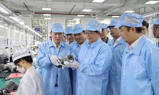 Phó Thủ tướng Hồ Quốc Dũng tham quan nhà máy sản xuất của MK Vision, tỉnh Phú Thọ - Ảnh: VGP.