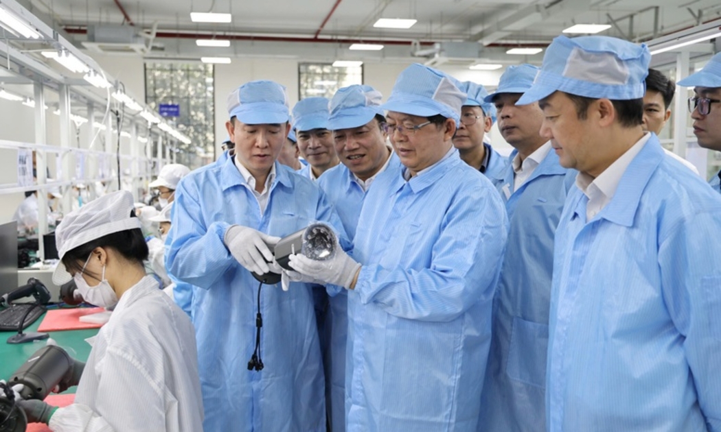 Phó Thủ tướng Hồ Quốc Dũng tham quan nhà máy sản xuất của MK Vision, tỉnh Phú Thọ - Ảnh: VGP.