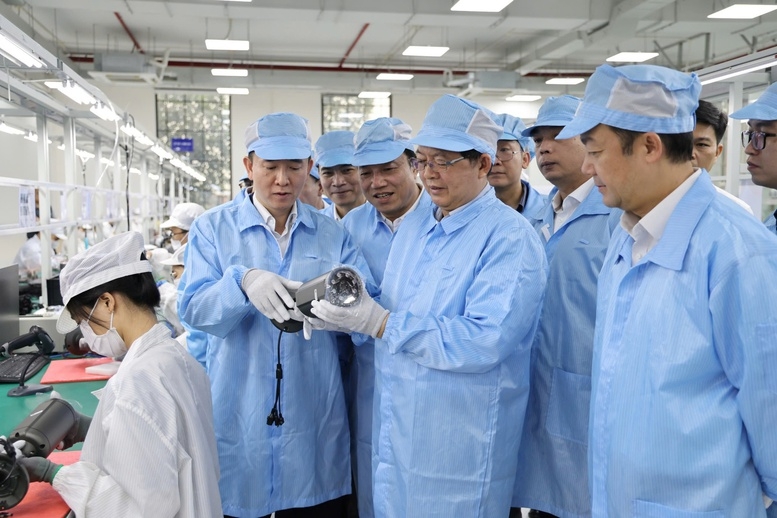 Phó Thủ tướng Hồ Quốc Dũng tham quan nhà máy sản xuất của MK Vision, tỉnh Phú Thọ - Ảnh: VGP.