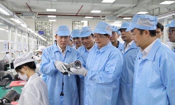 Phó Thủ tướng Hồ Quốc Dũng tham quan nhà máy sản xuất của MK Vision, tỉnh Phú Thọ - Ảnh: VGP.