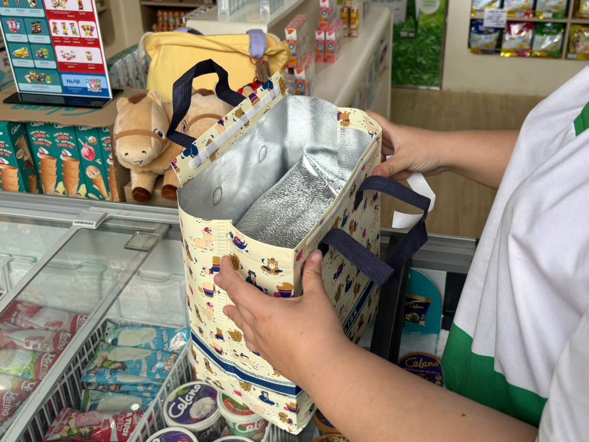 NutiFood chuẩn hóa quy trình đóng gói gồm nhiều lớp cách nhiệt với các sản phẩm kem. Ảnh: Shopee.