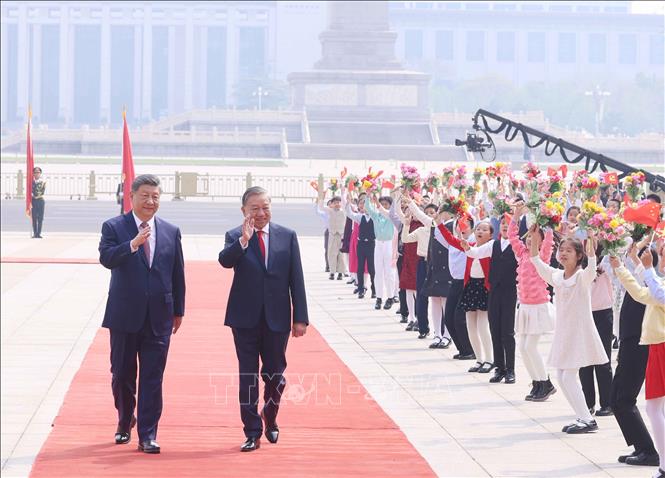  Tổng Bí thư, Chủ tịch nước Tô Lâm và Tổng Bí thư, Chủ tịch nước Trung Quốc Tập Cận Bình với thiếu nhi Trung Quốc tại Lễ đón. Ảnh: TTXVN