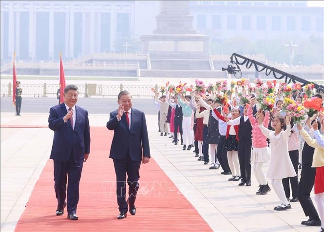 &nbsp;Tổng&nbsp;Bí thư, Chủ tịch nước Tô Lâm và Tổng Bí thư, Chủ tịch nước Trung Quốc Tập Cận Bình với thiếu nhi Trung Quốc tại Lễ đón. Ảnh: TTXVN