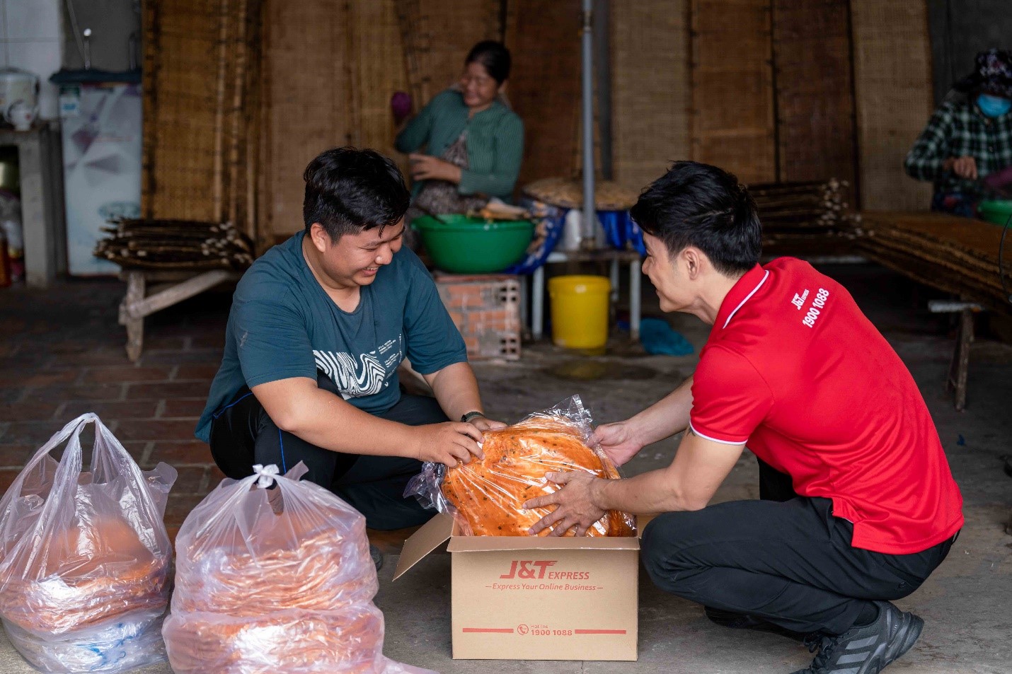 Gửi quà, hành lý trước cho đơn vị vận chuyển để 'nhẹ gánh' di chuyển đang là sự lựa chọn của nhiều bạn trẻ. Ảnh: JT Express.