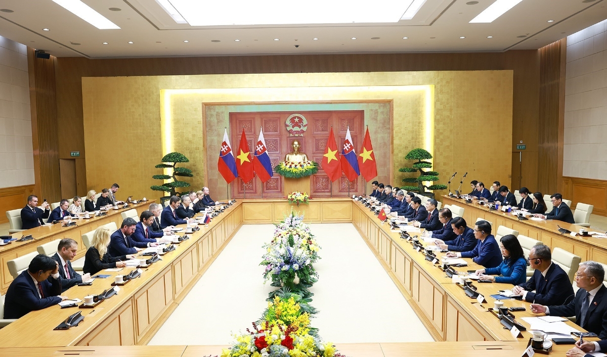 Thủ tướng Lê Minh Hưng cùng Thủ tướng Slovakia Robert Fico hội đàm và chứng kiến Lễ trao biên bản hợp tác giữa các bộ ngành của hai nước. Ảnh: TTXVN&nbsp;