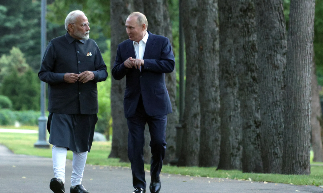 Thủ tướng Ấn Độ Narendra Modi (trái) trong một cuộc gặp với Thủ tướng Nga Vladimir Putin - Ảnh: Bloomberg.