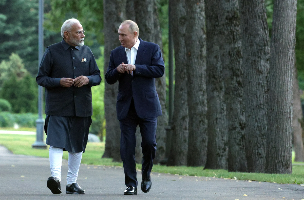 Thủ tướng Ấn Độ Narendra Modi (trái) trong một cuộc gặp với Thủ tướng Nga Vladimir Putin - Ảnh: Bloomberg.