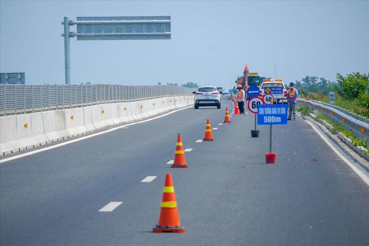Đơn vị thi công khắc phục các vị trí bị lún trên cao tốc Hậu Giang - Cà Mau. Ảnh: TTXVN/Thanh Liêm   
