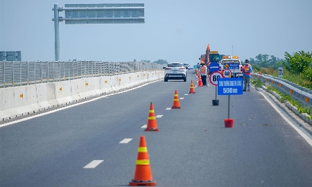 Đơn vị thi công khắc phục các vị trí bị lún trên cao tốc Hậu Giang - Cà Mau. Ảnh: TTXVN/Thanh Liêm