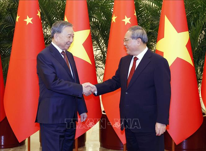 Tổng bí thư,  Chủ tịch nước Tô Lâm hội kiến Thủ tướng Trung Quốc Lý Cường. Ảnh:  TTXVN