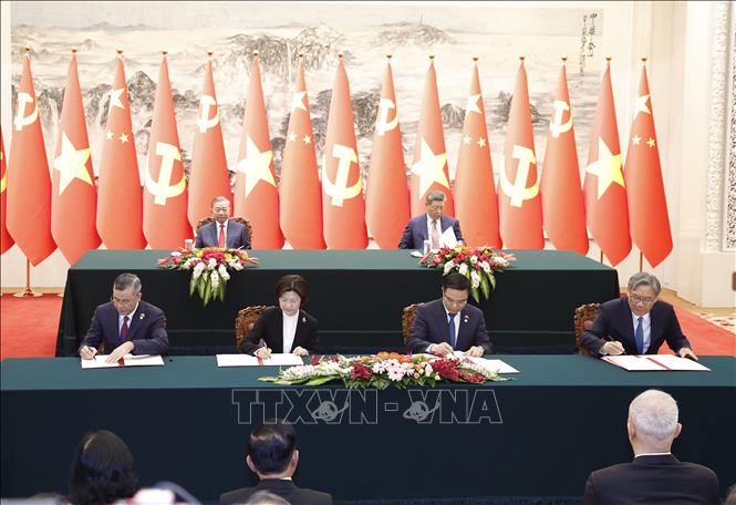 Lễ ký Hiệp định giữa Chính phủ hai nước về hợp tác và hỗ trợ hành chính lẫn nhau trong lĩnh vực hải quan; ký 2 văn kiện: Bản ghi nhớ về việc thành lập Nhóm công tác hợp tác chuỗi sản xuất, chuỗi cung ứng giữa Bộ Công Thương Việt Nam và Bộ Thương mại Trung Quốc và Bản ghi nhớ về việc thành lập Nhóm công tác đàm phán thúc đẩy xây dựng Khu hợp tác kinh tế qua biên giới giữa Bộ Công Thương Việt Nam và Bộ Thương mại Trung Quốc. Ảnh: TTXVN
