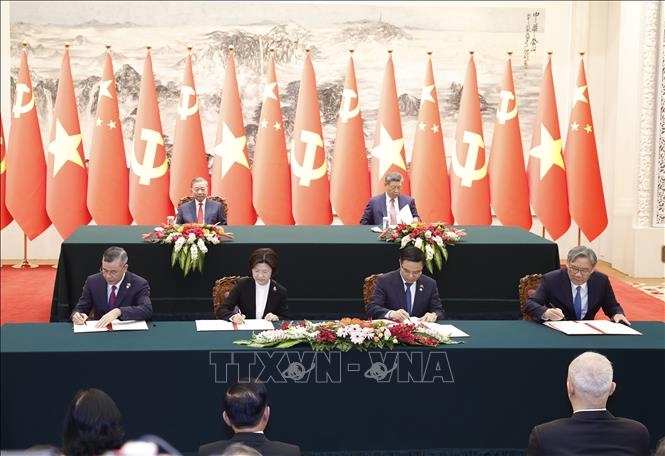 Lễ ký Hiệp định giữa Chính phủ hai nước về hợp tác và hỗ trợ hành chính lẫn nhau trong lĩnh vực hải quan; ký 2 văn kiện: Bản ghi nhớ về việc thành lập Nhóm công tác hợp tác chuỗi sản xuất, chuỗi cung ứng giữa Bộ Công Thương Việt Nam và Bộ Thương mại Trung Quốc và Bản ghi nhớ về việc thành lập Nhóm công tác đàm phán thúc đẩy xây dựng Khu hợp tác kinh tế qua biên giới giữa Bộ Công Thương Việt Nam và Bộ Thương mại Trung Quốc. Ảnh:&nbsp; TTXVN