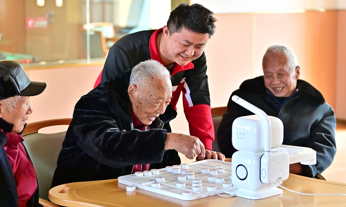 Robot khung xương ngoài hỗ trợ phục hồi chức năng vận động, trong khi robot chơi cờ, pha trà giúp người cao tuổi có&nbsp;thêm&nbsp;hoạt động giải trí nhẹ nhàng.