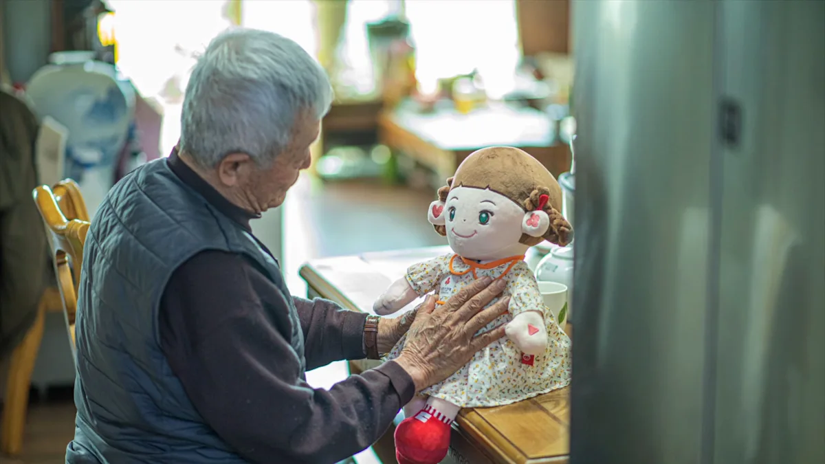 Ẩn sau lớp vỏ bông và kim loại là hệ thống trí tuệ nhân tạo (AI) tiên tiến, đóng vai trò như một người cháu ảo, gánh vác sứ mệnh giải quyết cuộc khủng hoảng "xã hội siêu già".