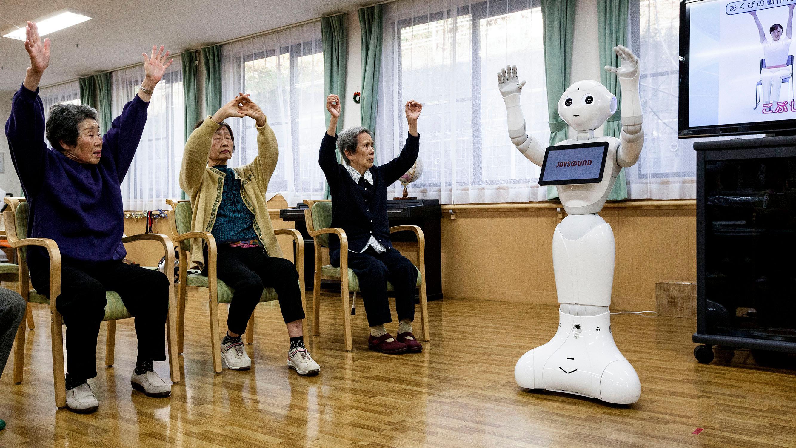 Tại một cơ sở dưỡng lão ở Tokyo, robot nhỏ hỗ trợ nhân viên y tế bằng cách hướng dẫn người cao tuổi tập thể dục.