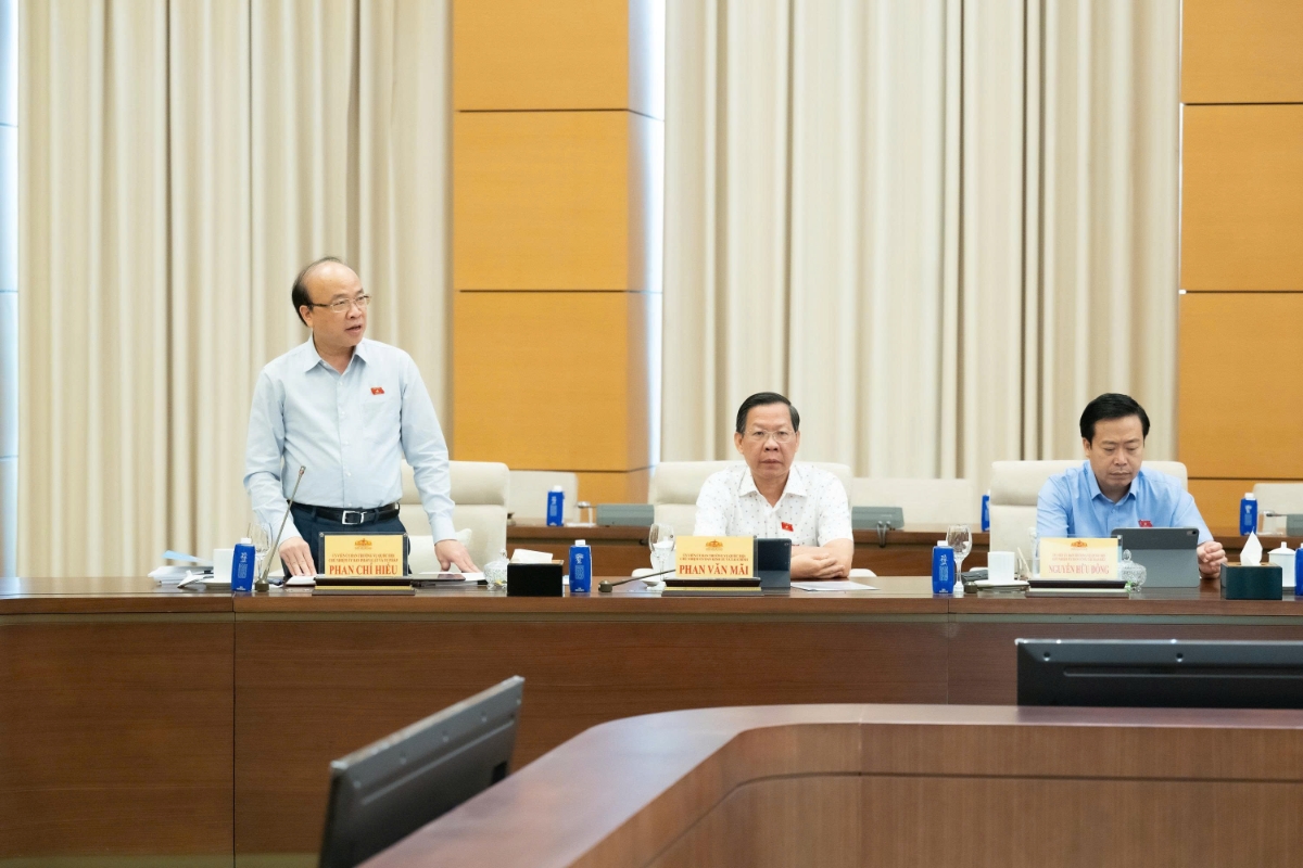 Chủ nhiệm Ủy ban Pháp luật và Tư pháp Phan Chí Hiếu báo cáo về việc giải trình, tiếp thu, chỉnh lý dự thảo Luật Thủ đô (sửa đổi). Ảnh: Quốc hội.