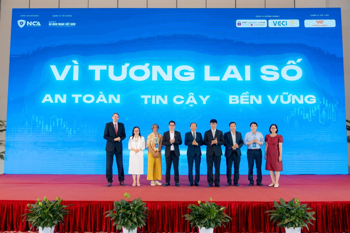 Tại Diễn đàn đã diễn ra Lễ phát động sáng kiến hỗ trợ doanh nghiệp vừa và nhỏ