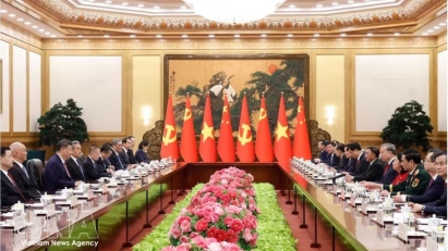 General Secretary and President of Vietnam holds talks with Chinese counterpart