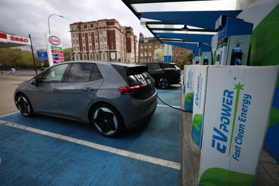 Xe điện đang sạc tại London, Anh. Ảnh: EPA.