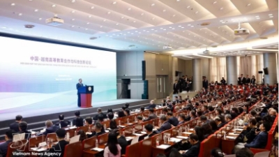 Developing ties with China a top priority in Vietnam’s foreign policy: Top leader