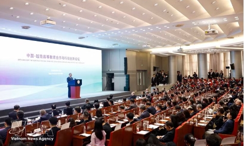 Developing ties with China a top priority in Vietnam’s foreign policy: Top leader