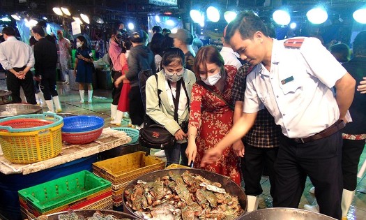 Vấn đề vệ sinh an toàn thực phẩm vẫn còn diễn biến phức tạp ở một số phân khúc, đặc biệt là thức ăn đường phố, bếp ăn tập thể và hoạt động kinh doanh nhỏ lẻ. Ảnh: Trần Ngọc