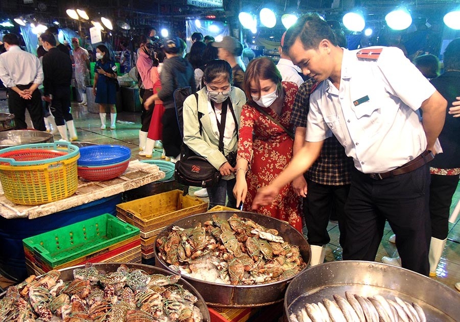 Vấn đề vệ sinh an toàn thực phẩm vẫn còn diễn biến phức tạp ở một số phân khúc, đặc biệt là thức ăn đường phố, bếp ăn tập thể và hoạt động kinh doanh nhỏ lẻ. Ảnh: Trần Ngọc