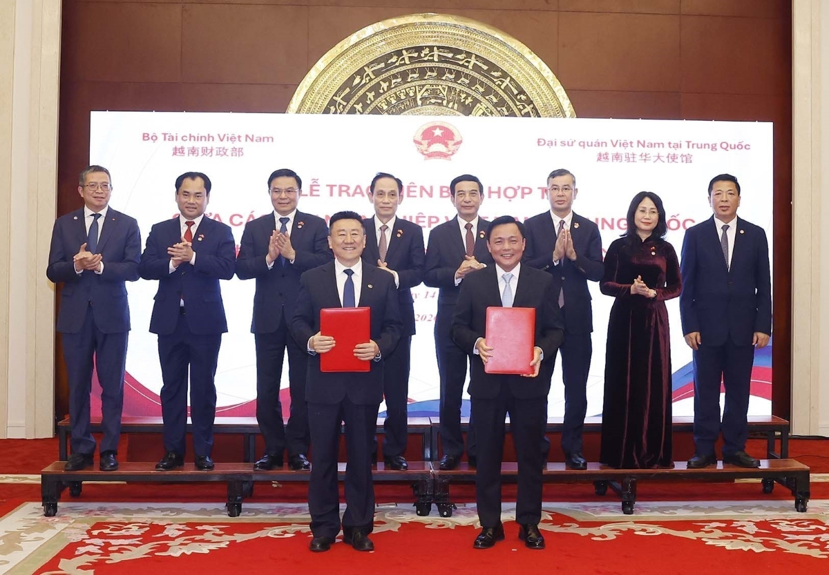 Lễ trao biên bản hợp tác giữa các doanh nghiệp Việt Nam - Trung Quốc. Ảnh: TTXVN