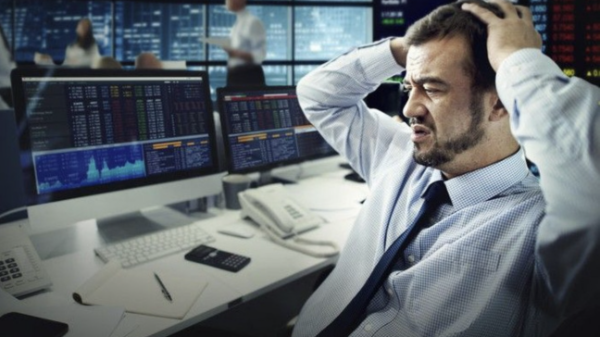 Quỹ ngoại báo lỗ tháng 3, tăng phòng thủ tiền mặt 