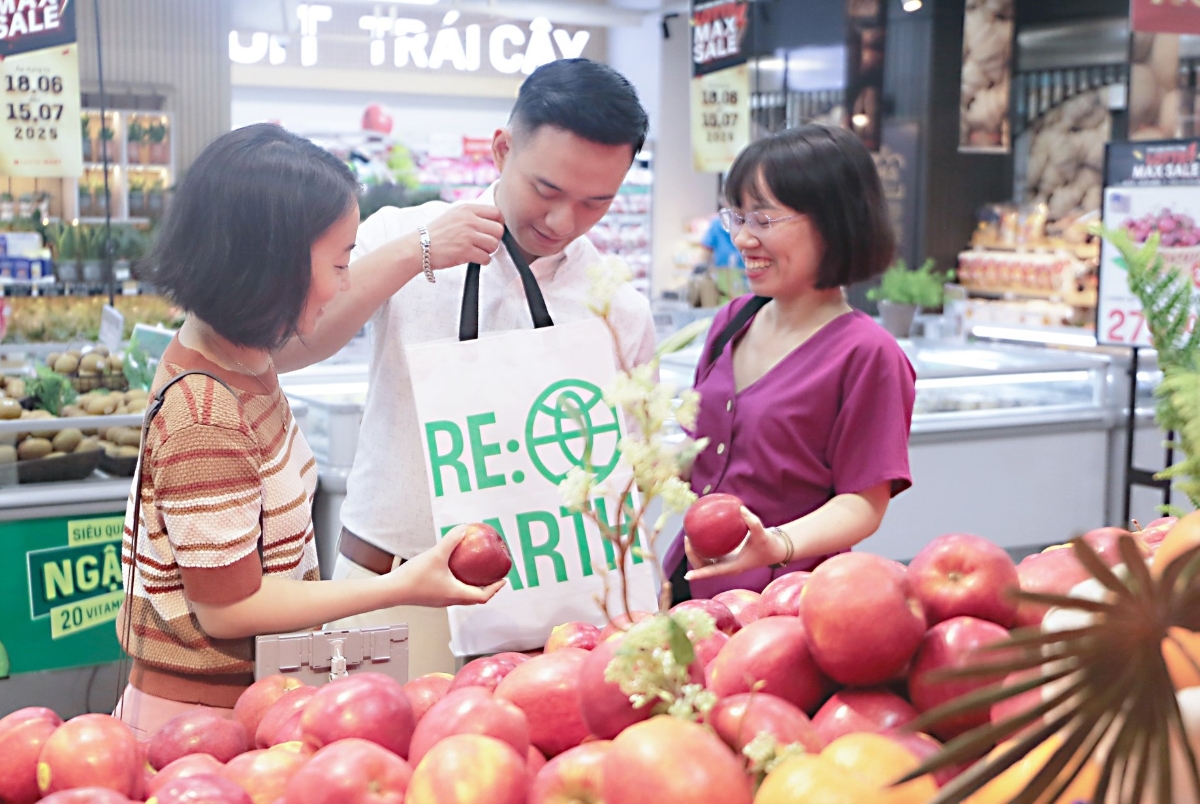 Các siêu thị luôn khuyến khích khách hàng sử dụng túi môi trường.