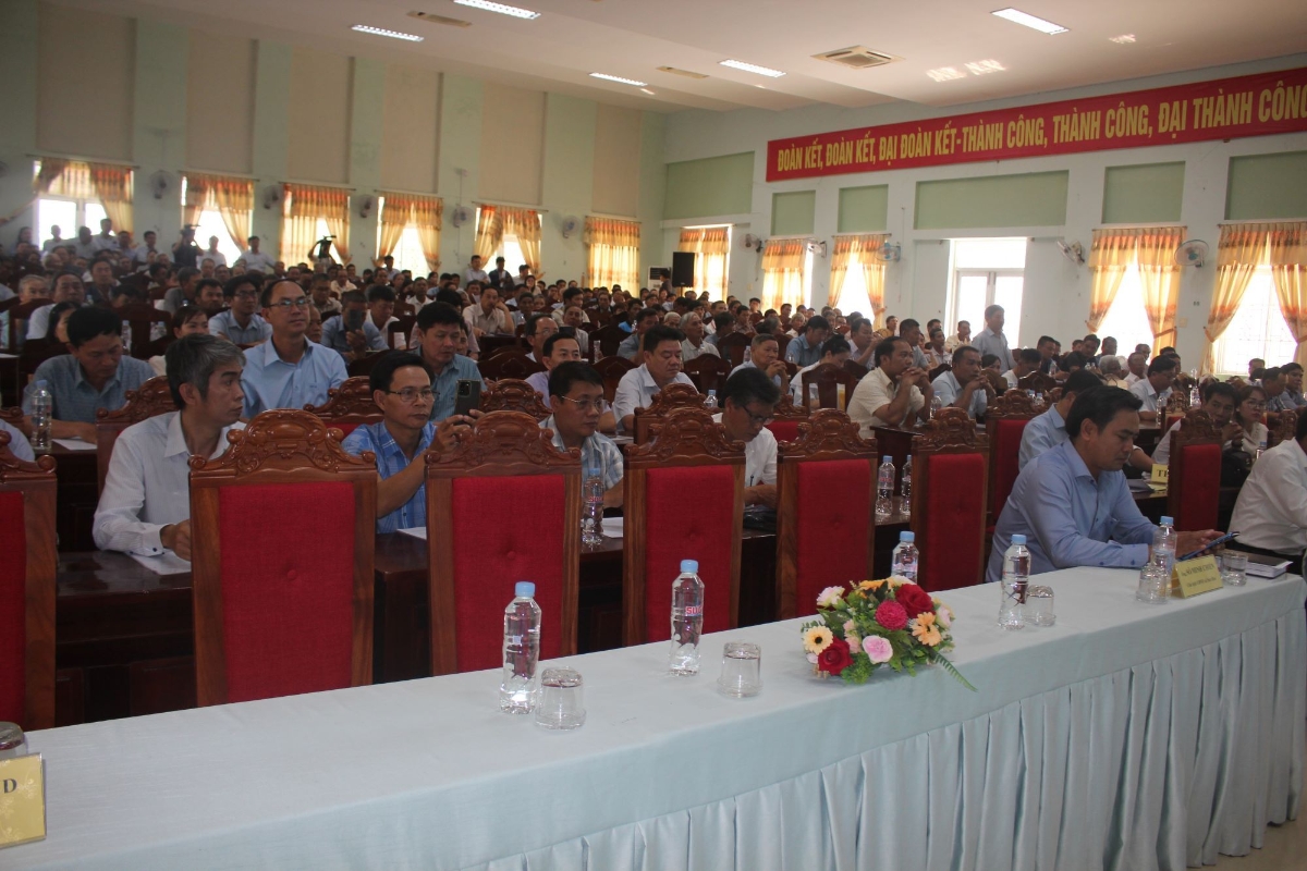 Khoảng 250 nông dân trồng mía tham dự hội nghị. Ảnh: Chu Khôi.