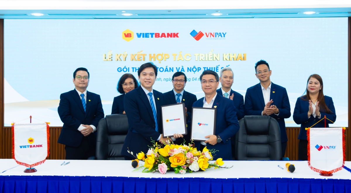 Vietbank và VNPAY thực hiện nghi thức ký kết hợp tác ra mắt bộ giải pháp “Thanh toán và Nộp thuế số”. Ảnh: Vietbank.