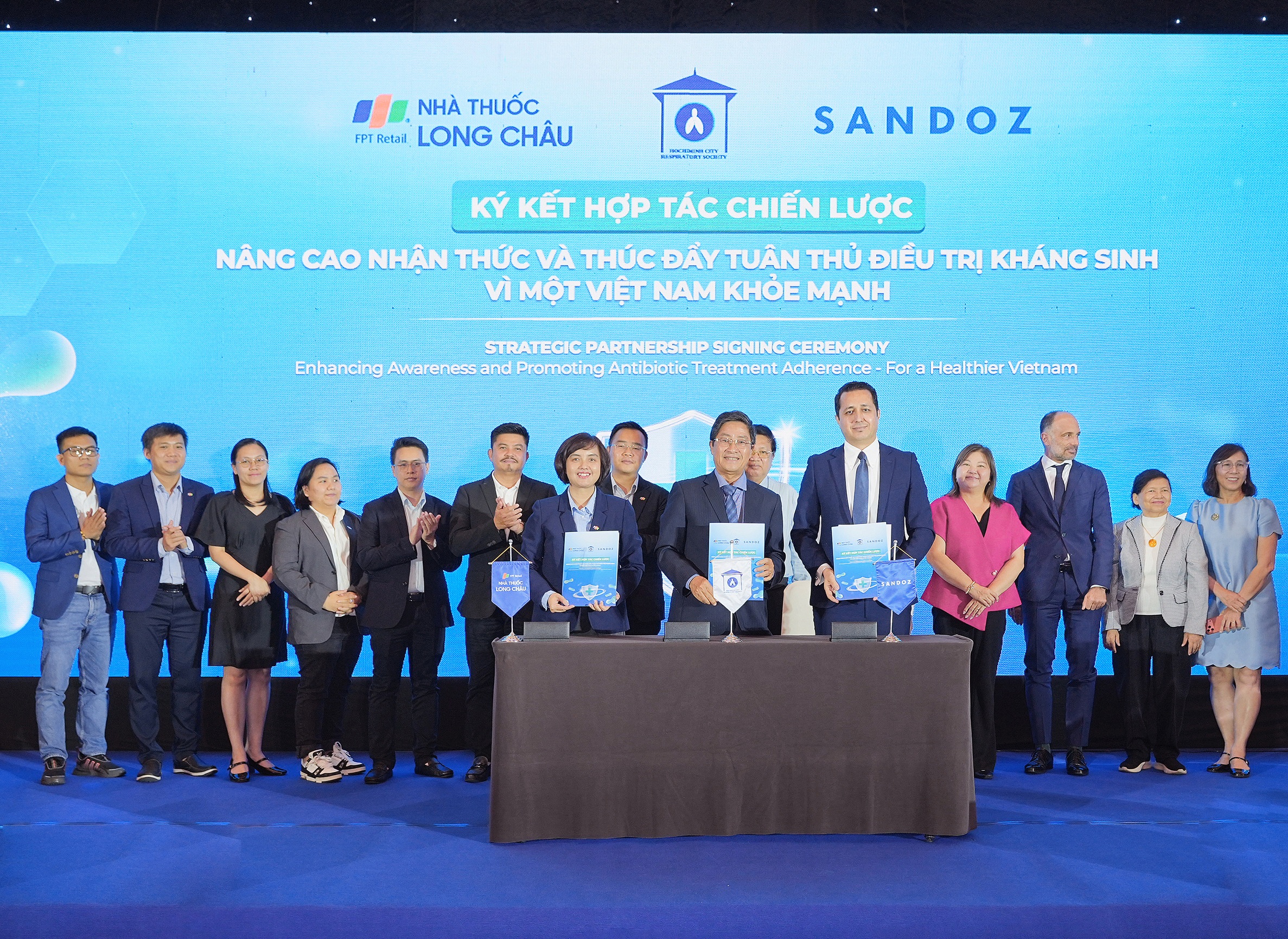 Buổi lễ ký kết hợp tác giữa Long Châu, Sandoz và Hội Hô hấp TP. Hồ Chí Minh, chiều 14/4.