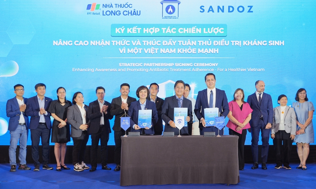 Buổi lễ ký kết hợp tác giữa Long Châu, Sandoz và Hội Hô hấp TP. Hồ Chí Minh, chiều 14/4.
