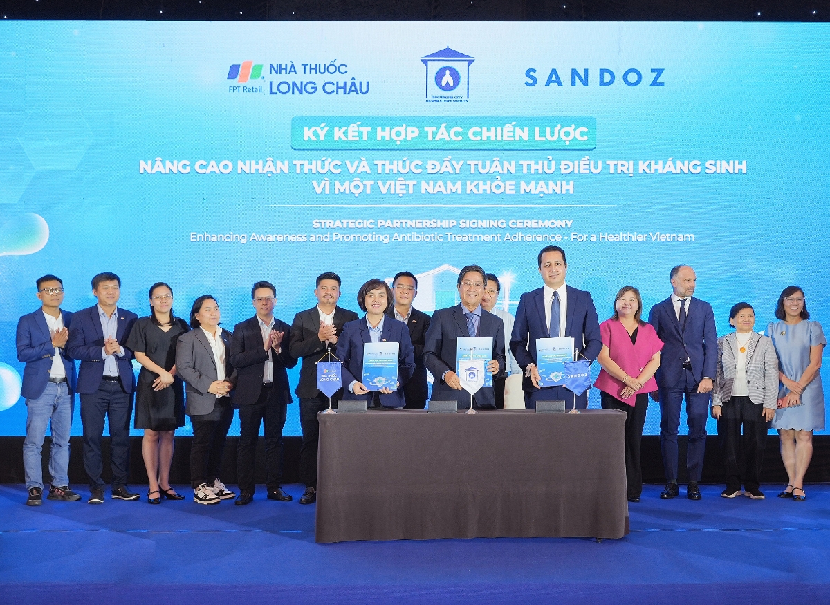 Buổi lễ ký kết hợp tác giữa Long Châu, Sandoz và Hội Hô hấp TP. Hồ Chí Minh, chiều 14/4.