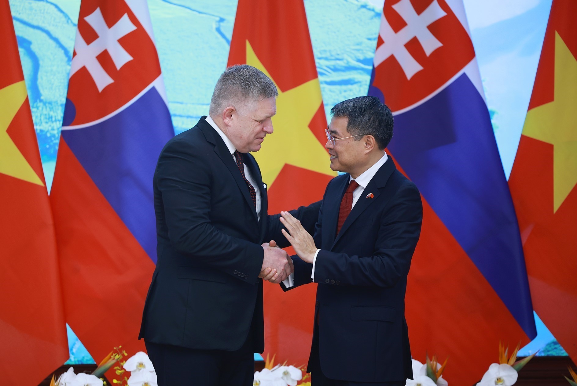 Thủ tướng Chính phủ Lê Minh Hưng và Thủ tướng Robert Fico đã thông qua Tuyên bố chung về việc nâng cấp quan hệ Việt Nam – Slovakia lên Đối tác Chiến lược. Ảnh: TTXVN